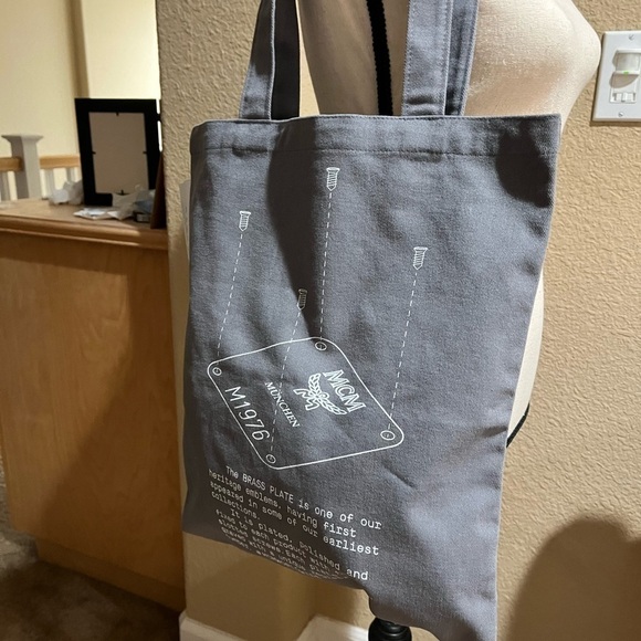 MCM LIMITED CANVAS TOTE - Picture 2 of 8